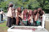 Siswa SMK di  Temanggung doa dan tabur bunga di taman makam pahlawan