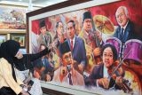 Pengunjung mengamati lukisan di salah satu stan saat Pasar Seni Lukis Indonesia di Surabaya, Jawa Timur, Jumat (8/11/2024). Pasar Seni Lukis Indonesia yang diikuti sekitar 230 perupa dari berbagai daerah di Indonesia itu memajang berbagai karya lukisan yang berlangsung hingga 17 November 2024 dan digelar sebagai ajang pertemuan para pelukis, kolektor dan pecinta seni lukis. ANTARA Jatim/Didik Suhartono/mas.