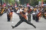 Sejumlah prajurit Korps Brimob Polri menampilkan marching band saat mengikuti Kirab api semangat Brimob di Balikpapan, Kalimantan Timur, Sabtu (9/11/2024). Giat dalam rangka menyemarakkan HUT ke-79 Brimob Polri itu berkolaborasi dengan Yonzipur 17/AD Kodam VI/Mulawarman diikuti sekitar 450 personel dari kedua kesatuan serta 24 kendaraan taktis. Antara Kaltim/M Risyal Hidayat