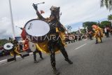 Sejumlah prajurit Korps Brimob Polri menampilkan marching band saat mengikuti Kirab api semangat Brimob di Balikpapan, Kalimantan Timur, Sabtu (9/11/2024). Giat dalam rangka menyemarakkan HUT ke-79 Brimob Polri itu berkolaborasi dengan Yonzipur 17/AD Kodam VI/Mulawarman diikuti sekitar 450 personel dari kedua kesatuan serta 24 kendaraan taktis. Antara Kaltim/M Risyal Hidayat