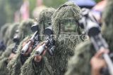 Sejumlah prajurit Korps Brimob Polri mengikuti Kirab api semangat Brimob di Balikpapan, Kalimantan Timur, Sabtu (9/11/2024). Giat dalam rangka menyemarakkan HUT ke-79 Brimob Polri itu berkolaborasi dengan Yonzipur 17/AD Kodam VI/Mulawarman diikuti sekitar 450 personel dari kedua kesatuan serta 24 kendaraan taktis. Antara Kaltim/M Risyal Hidayat