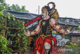 Seorang anak melintas di samping ornamen wayang di Desa Wisata Cibiru Wetan, Kecamatan Cileunyi, Kabupaten Bandung, Jawa Barat, Sabtu (9/11/2024). Pemerintah Provinsi Jawa Barat berharap agar Desa Wisata Cibiru Wetan yang memiliki fasilitas wisata edukasi, wisata pertanian dan wisata budaya yang dikelola oleh desa tersebut menjadi desa percontohan di Jawa Barat yang diharapkan mampu meningkatkan perekonomian masyarakat desa. ANTARA FOTO/Raisan Al Farisi/agr