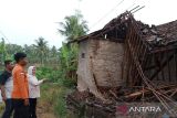 15 rumah warga rusak akibat angin puting beliung di Palas