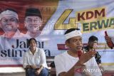 Calon Gubernur Jawa Barat Dedi Mulyadi memberikan orasi politiknya saat bertemu relawan KDM di Durian Kujang, Cikoneng, Kabupaten Ciamis, Jawa Barat, Sabtu (9/11/2024). Pasangan nomor urut 4 Dedi Mulyadi - Erwan Setiawan tersebut menerima benih pohon durian dari relawan dan berjanji bahwa Leuweng Jawa Barat kudu hejo sangkan rakyat di Jawa Barat bisa ngejo yang artinya tidak ada hutan yang gundul di Jawa Barat supaya masyarakat sejahtera. ANTARA FOTO/Adeng Bustomi/agr