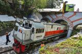 Petugas mengarahkan kereta dengan rute Rangkasbitung-Merak melintas di bawah truk yang menabrak jembatan di Kampung Katupang Teblongan, Cikeusal, Kabupaten Serang, Banten, Sabtu (9/11/2024). Tidak ada korban Jiwa dalam kecelakaan tersebut namun perjalanan kereta rute Rangkasbitung-Merak sempat terganggu. ANTARA FOTO/Putra M. Akbar/gp