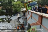 Warga berada di dekat truk yang menabrak jembatan di Kampung Katupang Teblongan, Cikeusal, Kabupaten Serang, Banten, Sabtu (9/11/2024). Tidak ada korban Jiwa dalam kecelakaan tersebut namun perjalanan kereta rute Rangkasbitung-Merak sempat terganggu. ANTARA FOTO/Putra M. Akbar/gp