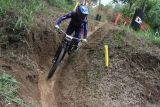 Pebalap sepeda Regina Patricia Panie berusaha melewati jalur turunan saat bertanding di kelas Woman Elite dalam Kejuaraan Indonesia Downhill (IDH) 2024 Seri Ketiga di Bukit Klemuk, Batu, Jawa Timur, Sabtu (9/11/2024). Kejuaraan tersebut berlangsung selama dua hari dan diikuti 138 pebalap sepeda dari berbagai daerah yang terbagi dalam sepuluh kategori antara lain Men Elite, Women Elite serta Men Junior. ANTARA Jatim/Ari Bowo Sucipto/mas.