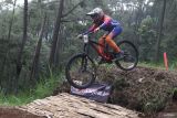 Pebalap sepeda Andien Ramadhani melakukan lompatan di jalur turunan saat bertanding di kelas Woman Elite dalam Kejuaraan Indonesia Downhill (IDH) 2024 Seri Ketiga di Bukit Klemuk, Batu, Jawa Timur, Sabtu (9/11/2024). Kejuaraan tersebut berlangsung selama dua hari dan diikuti 138 pebalap sepeda dari berbagai daerah yang terbagi dalam sepuluh kategori antara lain Men Elite, Women Elite serta Men Junior. ANTARA Jatim/Ari Bowo Sucipto/mas.