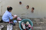 Warga mencuci sepatu di aliran kali Anyar, Cikeusal, Kabupaten Serang, Banten, Sabtu (9/11/2024). Berdasarkan data Badan Kependudukan dan Keluarga Berencana Nasional (BKKBN) Banten terdapat 77 ribu Kepala Keluarga (KK) di Banten tidak memiliki akses air bersih dan layak konsumsi yang menjadi salah satu faktor penyebab stunting bagi bayi. ANTARA FOTO/Putra M. Akbar/gp