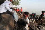 Sejumlah pelajar memungut sampah di Pantai Kenjeran, Surabaya, Jawa Timur, Sabtu (9/11/2024). Aksi dalam rangka menyambut Hari Pahlawan yang diikuti pelajar, orang tua murid, guru dan Tunas Hijau tersebut bentuk kepedulian terhadap kebersihan lingkungan di kawasan pantai. ANTARA Jatim/Didik Suhartono/mas.