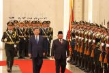 Presiden Prabowo Subianto dan Presiden Xi Jinping melakukan inspeksi pasukan saat upacara kenegaraan di Balai Besar Rakyat, Beijing, China pada Sabtu (09/11/2024). Setelah menghadiri upacara kenegaraan, Presiden Prabowo dan Presiden Xi Jinping melakukan pertemuan bilateral dan menyaksikan penandatangan Nota Kesepahaman antara para menteri kedua negara. ANTARA FOTO/Desca Lidya Natalia/wsj.