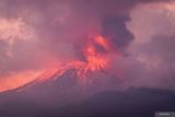 Lava pijar keluar dari kawah Gunung Lewotobi Laki-laki terlihat dari bukit di utara Desa Pululera, Wulanggitang, Kabupaten Flores Timur, Nusa Tenggara Timur, Sabtu (9/11/2024). Gunung Lewotobi Laki-laki kembali mengalami erupsi hingga mengeluarkan lava pijarnya ke sejumlah penjuru pada pukul 04.30 WITA dan menimbulkan hujan abu dan pasir vulkanis pada pukul 05.00 WITA. ANTARA FOTO/Aditya Pradana Putra/wsj.