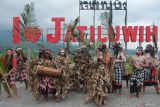 Seniman menampilkan tari topeng kontemporer pada Subak Spirit Festival 2024 di Desa Wisata Jatiluwih, Tabanan, Bali, Sabtu (9/11/2024). Kegiatan yang digelar Kementerian Kebudayaan untuk pertama kalinya sebagai festival pembuka (kick-off) tersebut bertujuan memperkenalkan dan melestarikan warisan budaya subak atau sistem irigasi sawah di Bali dengan tema Pemuliaan Air Untuk Kehidupan yang berlangsung pada 9-10 November 2024. ANTARA FOTO/Nyoman Hendra Wibowo/wsj.