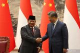 Presiden Prabowo Subianto menyalami Presiden Xi Jinping sebelum menyaksikan MoU antara kedua negara di Balai Besar Rakyat, Beijing, China pada Sabtu (9/11/2024). Dalam pertemuan tersebut, Presiden Prabowo Subianto mengapresiasi China sebagai mitra ekonomi strategis  sekaligus investor utama di Indonesia. ANTARA FOTO/Desca Lidya Natalia/wsj.