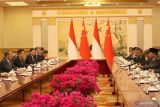 Presiden Prabowo Subianto (kanan) didampingi para menteri kabinet Merah Putih bertemu dengan Perdana Menteri (PM) China Li Qiang (kiri) di Balai Besar Rakyat, Beijing, China pada Sabtu (09/11/2024). Dalam pertemuan tersebut, Presiden Prabowo Subianto mengatakan ingin belajar dari China bagaimana mengentaskan kemiskinan dan meningkatkan kerja sama pendidikan. ANTARA FOTO/Desca Lidya Natalia/wsj.