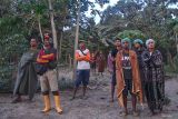 Sejumlah warga melihat ke arah Gunung Lewotobi Laki-laki yang erupsi di lokasi pengungsian swadaya di bukit di utara Desa Pululera, Wulanggitang, Kabupaten Flores Timur, Nusa Tenggara Timur, Sabtu (9/11/2024). Sekitar 700 warga Desa Pululera mengungsi secara swadaya ke sebuah bukit yang berjarak 10 kilometer dari pusat erupsi Lewotobi agar mereka lebih mudah dalam mengawasi rumah, hewan ternak dan perkebunan mereka. ANTARA FOTO/Aditya Pradana Putra/wsj.