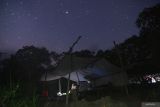 Suasana malam di lokasi pengungsian swadaya dari pengungsi terdampak erupsi Gunung Lewotobi Laki-laki di bukit di utara Desa Pululera, Wulanggitang, Kabupaten Flores Timur, Nusa Tenggara Timur, Sabtu (9/11/2024). Sekitar 700 warga Desa Pululera mengungsi secara swadaya ke sebuah bukit yang berjarak 10 kilometer dari pusat erupsi Lewotobi agar mereka lebih mudah dalam mengawasi rumah, hewan ternak dan perkebunan mereka. ANTARA FOTO/Aditya Pradana Putra/wsj.