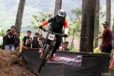 Pebalap sepeda Riska Amelia Agustina melakukan lompatan saat melewati jalur turunan tajam saat bertanding di babak final kelas Woman Elite dalam Kejuaraan Indonesian Downhill (IDH) Seri Ketiga di Bukit Klemuk, Batu, Jawa Timur, Minggu (10/11/2024). Dari hasil  babak final kelas Woman Elite tersebut pebalap sepeda  Ayu Triya Andriani menduduki peringkat pertama dengan raihan total poin 550 sementara di urutan kedua diraih Milatul Khoqimah dengan total poin 350. Antara Jatim/Ari Bowo Sucipto/um