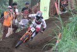 Pebalap sepeda Agung Prio Apriliano berusaha melewati jalur tikungan tajam saat bertanding di babak final kelas Men Elite Kejuaraan Indonesian Downhill (IDH) Seri Ketiga di Bukit Klemuk, Batu, Jawa Timur, Minggu (10/11/2024). Dari hasil babak final kelas Men Elite tersebut Agung menduduki peringkat ketiga dengan total pengumpulan poin dari seri 1 hingga seri 3 sebanyak 336 sementara peringkat pertama diraih pebalap sepeda Rendy Varera Sanjaya dengan total poin 490. Antara Jatim/Ari Bowo Sucipto/um