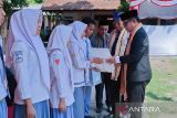 Pj Gubernur NTB salurkan infak pendidikan bagi siswa rentan putus sekolah