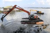 Petugas mengoperasikan eskavator saat mengeruk sedimentasi hulu sungai karang asam besar di Samarinda, Kalimantan Timur, Minggu (10/11/2024). Pemerintah Kota Samarinda melakukan pengerukan lumpur di sepanjang 500 meter arah muara sungai Mahakam itu untuk menjaga fungsi sungai sebagai pengendalian terjadinya banjir di daerah tersebut. Antara Kaltim/M Risyal Hidayat