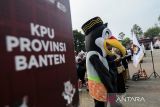 Sejumlah anggota KPU dari berbagai kabupaten/kota di Banten mengikuti apel siaga pengawasan Pilkada Banten 2024 di Alun-alun Serang, Kota Serang, Banten, Minggu (10/11/2024). Apel tersebut dilakukan guna memastikan kesiapan para anggota KPU di delapan kabupaten/kota di Provinsi Banten dalam penyelenggaraan Pilkada serentak 2024. ANTARA FOTO/Muhammad Bagus Khoirunas/gp