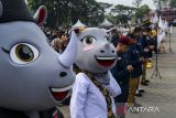 Sejumlah anggota KPU dari berbagai kabupaten/kota di Banten mengikuti apel siaga pengawasan Pilkada Banten 2024 di Alun-alun Serang, Kota Serang, Banten, Minggu (10/11/2024). Apel tersebut dilakukan guna memastikan kesiapan para anggota KPU di delapan kabupaten/kota di Provinsi Banten dalam penyelenggaraan Pilkada serentak 2024. ANTARA FOTO/Muhammad Bagus Khoirunas/gp