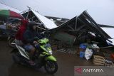 Pengendara sepeda motor melintas di lokasi rubuhnya sejumlah atap lapak di Pasar Ciputat, Tangerang Selatan, Banten, Minggu (10/11/2024). Hujan deras dan angin kencang menyebabkan sejumlah atap lapak yang berbahan baja ringan di pasar itu rubuh.  ANTARA FOTO/Alif Bintang/sgd/YU/gp