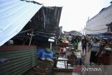 Sejumlah warga mengamati atap lapak pedagang yang rubuh di Pasar Ciputat, Tangerang Selatan, Banten, Minggu (10/11/2024). Hujan deras dan angin kencang menyebabkan sejumlah atap lapak yang berbahan baja ringan di pasar itu rubuh. ANTARA FOTO/Alif Bintang/sgd/YU/gp