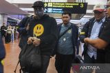 Petugas Direktorat Reserse Kriminal Umum Polda Metro Jaya membawa tersangka kasus judi online yang melibatkan pegawai Kementerian Komunikasi dan Digital (Komdigi) di Terminal 2F Bandara Soekarno, Hatta, Tangerang, Banten, Minggu (10/11/2024). Direktorat Reserse Kriminal Umum Polda Metro Jaya berhasil mengamankan dua orang tersangka dari Daftar Pencarian Orang (DPO) kasus judi online yang melibatkan pegawai di Komdigi dengan inisial MN berperan menyetorkan list web dan uang, sedangkan DM memiliki peran menampung uang hasil perjudian. ANTARA FOTO/Galih Pradipta