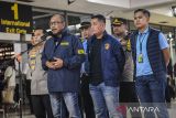 Direktur Reserse Kriminal Umum Kombes Pol. Wira Satya Triputra (tengah) memberikan keterangan pers usai membawa tersangka kasus judi online yang melibatkan pegawai Kementerian Komunikasi dan Digital (Komdigi) di Terminal 2F Bandara Soekarno, Hatta, Tangerang, Banten, Minggu (10/11/2024). Direktorat Reserse Kriminal Umum Polda Metro Jaya berhasil mengamankan dua orang tersangka dari Daftar Pencarian Orang (DPO) kasus judi online yang melibatkan pegawai di Komdigi dengan inisial MN berperan menyetorkan list web dan uang, sedangkan DM memiliki peran menampung uang hasil perjudian. ANTARA FOTO/Galih Pradipta