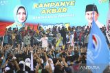 Calon Gubernur-Calon Wakil Gubernur Banten nomor urut 1, Airin Rachmi Diany (kanan) dan Ade Sumardi (kiri) menyampaikan orasi politik saat Kampanye Akbar di Citra Raya, Cikupa, Kabupaten Tangerang, Banten, Minggu (10/11/2024). Kampanye tersebut mengusung tema Kirab Perjuangan Banten Maju Bersama. ANTARA FOTO/Sulthony Hasanuddin/gp