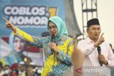 Calon Gubernur-Calon Wakil Gubernur Banten nomor urut 1, Airin Rachmi Diany (kiri) dan Ade Sumardi (kanan) menyampaikan orasi politik saat Kampanye Akbar di Citra Raya, Cikupa, Kabupaten Tangerang, Banten, Minggu (10/11/2024). Kampanye tersebut mengusung tema Kirab Perjuangan Banten Maju Bersama. ANTARA FOTO/Sulthony Hasanuddin/gp