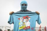 Simpatisan Calon Gubernur-Calon Wakil Gubernur Banten nomor urut 1 Airin Rachmi Diany dan Ade Sumardi menunjukkan kaos saat mengikuti Kampanye Akbar di Citra Raya, Cikupa, Kabupaten Tangerang, Banten, Minggu (10/11/2024). Kampanye tersebut mengusung tema Kirab Perjuangan Banten Maju Bersama. ANTARA FOTO/Sulthony Hasanuddin/gp