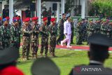 Pj Gubernur Banten Al Muktabar (kanan) berjalan untuk memimpin upacara peringatan Hari Pahlawan 2024 di Taman Makam Pahlawan Ciceri, Kota Serang, Banten, Minggu (10/11/2024).  Upacara  dalam rangka memperingati Hari Pahlawan 2024 itu bertemakan Teladani Pahlawanmu Cintai Negerimu. ANTARA FOTO/Putra M. Akbar/gp