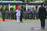 Pj Gubernur Banten Al Muktabar (kiri) meletakan karangan bunga saat upacara peringatan Hari Pahlawan 2024 di Taman Makam Pahlawan Ciceri, Kota Serang, Banten, Minggu (10/11/2024). Upacara  dalam rangka memperingati Hari Pahlawan 2024 itu bertemakan Teladani Pahlawanmu Cintai Negerimu. ANTARA FOTO/Putra M. Akbar/gp