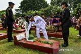 Pj Gubernur Banten Al Muktabar (tengah) menabur bunga saat berziarah usai upacara peringatan Hari Pahlawan 2024 di Taman Makam Pahlawan Ciceri, Kota Serang, Banten, Minggu (10/11/2024). Upacara  dalam rangka memperingati Hari Pahlawan 2024 itu bertemakan Teladani Pahlawanmu Cintai Negerimu. ANTARA FOTO/Putra M. Akbar/gp