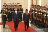 Presiden Prabowo Subianto dan Presiden Xi Jinping melakukan inspeksi pasukan saat upacara kenegaraan di Balai Besar Rakyat, Beijing, China pada Sabtu (09/11/2024). Setelah menghadiri upacara kenegaraan, Presiden Prabowo dan Presiden Xi Jinping melakukan pertemuan bilateral dan menyaksikan penandatangan Nota Kesepahaman antara para menteri kedua negara. ANTARA FOTO/Desca Lidya Natalia/foc/gp