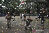 Anggota Komunitas Onthel tampil saat Teatrikal Pembebasan Pejuang di Taman Makam Pahlawan Taruna Daan Mogot, Kota Tangerang, Banten, Minggu (10/11/2024). Komunitas Onthel Kota Tangerang menampilkan teatrikal tentang pembebasan pejuang Indonesia yang ditahan oleh tentara Jepang untuk memperingati Hari Pahlawan Nasional. ANTARA FOTO/Sulthony Hasanuddin/gp