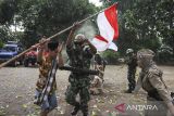 Anggota Komunitas Onthel tampil saat Teatrikal Pembebasan Pejuang di Taman Makam Pahlawan Taruna Daan Mogot, Kota Tangerang, Banten, Minggu (10/11/2024). Komunitas Onthel Kota Tangerang menampilkan teatrikal tentang pembebasan pejuang Indonesia yang ditahan oleh tentara Jepang untuk memperingati Hari Pahlawan Nasional. ANTARA FOTO/Sulthony Hasanuddin/gp