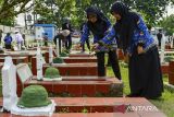 Aparatur Sipil Negara (ASN) menabur bunga saat ziarah di Taman Makam Pahlawan Ciceri, Kota Serang, Banten, Minggu (10/11/2024). Ziarah serta tabur bunga itu dalam rangka memperingati Hari Pahlawan 2024 dan mengenang jasa pahlawan yang telah berjuang dalam merebut serta mempertahankan kemerdekaan Indonesia. ANTARA FOTO/Putra M. Akbar/gp