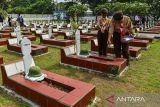 Anggota Pramuka menabur bunga saat ziarah di Taman Makam Pahlawan Ciceri, Kota Serang, Banten, Minggu (10/11/2024). Ziarah serta tabur bunga itu dalam rangka memperingati Hari Pahlawan 2024 dan mengenang jasa pahlawan yang telah berjuang dalam merebut serta mempertahankan kemerdekaan Indonesia. ANTARA FOTO/Putra M. Akbar/gp