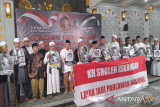 Sejumlah ulama dan tokoh masyarakat membawa spanduk dan poster saat tabligh akbar persatuan di Masjid Ibn Khaldun, Kota Bogor, Jawa Barat, Minggu (10/11/2024). Tabligh akbar yang diselenggarakan Badan Kerja Sama Pondok Pesantren Indonesia (BKsPPI) dan Majelis Ukhuwah Bogor Raya tersebut selain dalam rangka memperingati Hari Pahlawan sekaligus meminta pemerintah untuk menjadikan pejuang kemerdekaan asal Bogor yaitu KH Sholeh Iskandar menjadi pahlawan nasional. Antara Foto/Arif Firmansyah.
