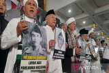 Sejumlah ulama dan tokoh masyarakat membawa spanduk dan poster saat tabligh akbar persatuan di Masjid Ibn Khaldun, Kota Bogor, Jawa Barat, Minggu (10/11/2024). Tabligh akbar yang diselenggarakan Badan Kerja Sama Pondok Pesantren Indonesia (BKsPPI) dan Majelis Ukhuwah Bogor Raya tersebut selain dalam rangka memperingati Hari Pahlawan sekaligus meminta pemerintah untuk menjadikan pejuang kemerdekaan asal Bogor yaitu KH Sholeh Iskandar menjadi pahlawan nasional. Antara Foto/Arif Firmansyah.
