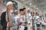 Sejumlah ulama dan tokoh masyarakat membawa spanduk dan poster saat tabligh akbar persatuan di Masjid Ibn Khaldun, Kota Bogor, Jawa Barat, Minggu (10/11/2024). Tabligh akbar yang diselenggarakan Badan Kerja Sama Pondok Pesantren Indonesia (BKsPPI) dan Majelis Ukhuwah Bogor Raya tersebut selain dalam rangka memperingati Hari Pahlawan sekaligus meminta pemerintah untuk menjadikan pejuang kemerdekaan asal Bogor yaitu KH Sholeh Iskandar menjadi pahlawan nasional. Antara Foto/Arif Firmansyah.
