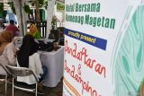 Petugas Kemenag melayani warga yang mendaftarkan sertifikasi produk halal saat Gebyar Mal Pelayanan Publik di Kabupaten Magetan, Jawa Timur, Minggu (10/11/2024). Kegiatan yang antara lain diikuti oleh Organisasi Perangkat Daerah, BUMN, BUMD, Polres, Kemenag, Pengadilan Negeri, Kejaksaan Negeri tersebut sebagai inovasi guna meningkatkan kualitas pelayanan kepada masyarakat. Antara Jatim/Siswowidodo/mas.