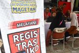 Petugas Dinas Kependudukan dan Pencatatan Sipil melayani warga yang mengurus administrasi kependudukan saat Gebyar Mal Pelayanan Publik di Kabupaten Magetan, Jawa Timur, Minggu (10/11/2024). Kegiatan yang antara lain diikuti oleh Organisasi Perangkat Daerah, BUMN, BUMD, Polres, Kemenag, Pengadilan Negeri, Kejaksaan Negeri tersebut sebagai inovasi guna meningkatkan kualitas pelayanan kepada masyarakat. Antara Jatim/Siswowidodo/mas.