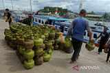 Buruh pelabuhan memuat gas elpiji subsidi 3 kilogram saat pengapalan ke wilayah  terluar kecamatan pulau Aceh  di pelabuhan Ulee Lheue, Banda Aceh, Aceh, Sabtu (9/11/2024). Layanan pendistribusian gas elpiji subsidi 3 kilogram menggunakan kapal kayu ke kecamatan pulau Aceh itu  dijual  seharga  Rp 30.000 per tabung atau di atas harga resmi pemerintah Rp18.000 per tabung  karena adanya biaya tambahan ongkos kapal dan bongkar muat. ANTARA FOTO/Ampelsa.