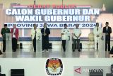 Pasangan cagub dan cawagub Jabar nomor urut satu Acep Adang (kiri) dan Gitalis Dwi (kedua kiri), nomor urut dua Jeje Wiradinata (ketiga kiri) dan Ronal Surapradja (keempat kiri), nomor urut tiga Ahmad Syaikhu (keempat kanan) dan Ilham Habibie (ketiga kanan), nomor urut empat Dedi Mulyadi (kedua kanan) dan Erwan Setiawan (kanan) bersiap menyampaikan program dan gagasan saat mengikuti debat publik perdana Pemilihan Gubernur dan Wakil Gubernur Jawa Barat 2024 di Graha Sanusi Hardjadinata Kampus Unpad, Bandung, Jawa Barat, Senin (11/11/2024). Debat publik tersebut fokus pada tema Membangun Jawa Barat Menuju Masyarakat Digital yang Sejahtera dan Berdaya Saing Global. ANTARA FOTO/Novrian Arbi/agr