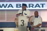 Pasangan cagub dan cawagub Jabar nomor urut tiga Ahmad Syaikhu (kiri) dan Ilham Habibie (kanan) menyampaikan program dan gagasan saat mengikuti debat publik perdana Pemilihan Gubernur dan Wakil Gubernur Jawa Barat 2024 di Graha Sanusi Hardjadinata Kampus Unpad, Bandung, Jawa Barat, Senin (11/11/2024). Debat publik tersebut fokus pada tema Membangun Jawa Barat Menuju Masyarakat Digital yang Sejahtera dan Berdaya Saing Global. ANTARA FOTO/Novrian Arbi/agr
